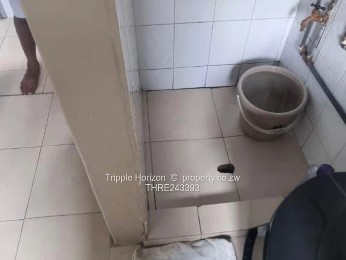 Mufakose 2-Bed Flat — Modern Fitted Kitchen & Parking