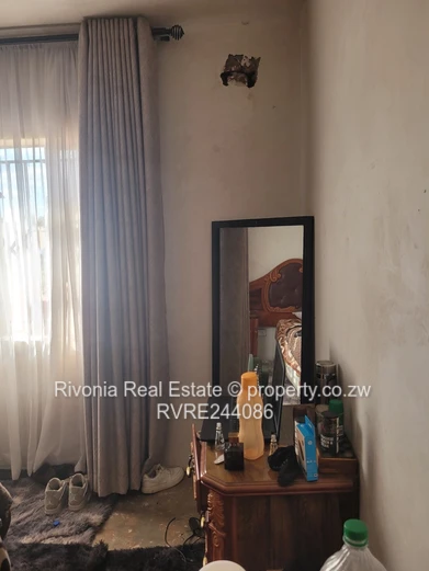 Neat 5beds on 300sqm Budiriro 3