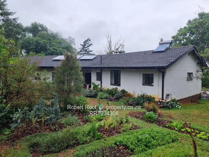 2-Acre Dam-Front Property In Glen Lorne!