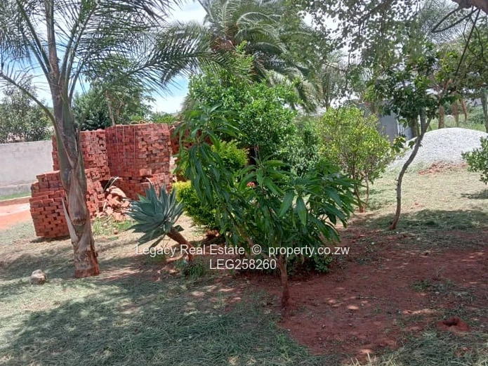 Westwood 14-Bed incomplete double storeyHome with Garden & Cottage, 1530 m²
