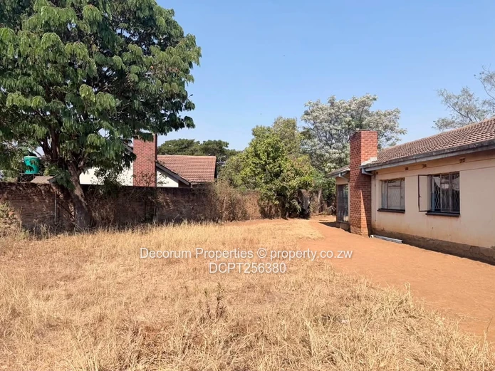 Norton: 4-Bed Walled Home on 2000m² with Fireplace (Sole Mandate)