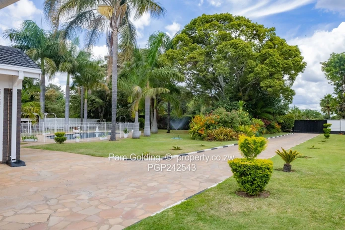 The Complete Family Estate In The Heart Of Greengrove (Sole Mandate)