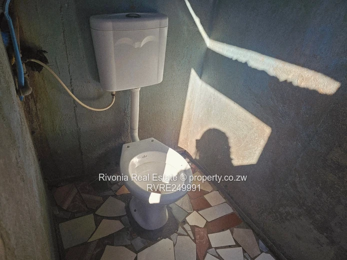 5-Bed Glen Norah Home — 300m² Land, Well-kept Interior