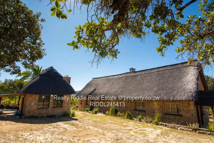 Nyanga Thatched Stone Lodge — Fireplace, AC & Wi-Fi