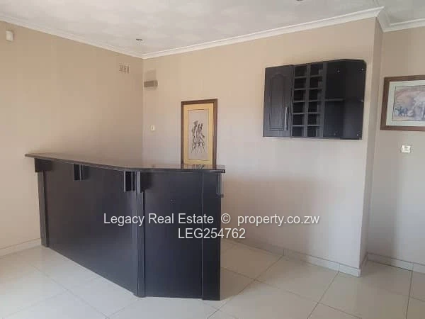 3-Bed Westgate Flat – Tiled, Built-ins & Bar (Sole Mandate)