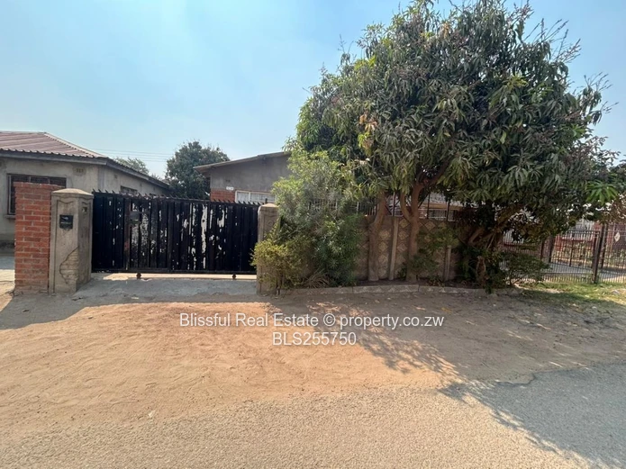 4 bedroom house for sale in Chitungwiza unit k-DEEDS, Nostro Accepted