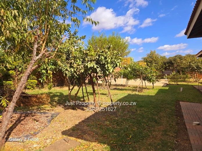 Sandton Park: 5-Bed Home with Island Kitchen & Borehole