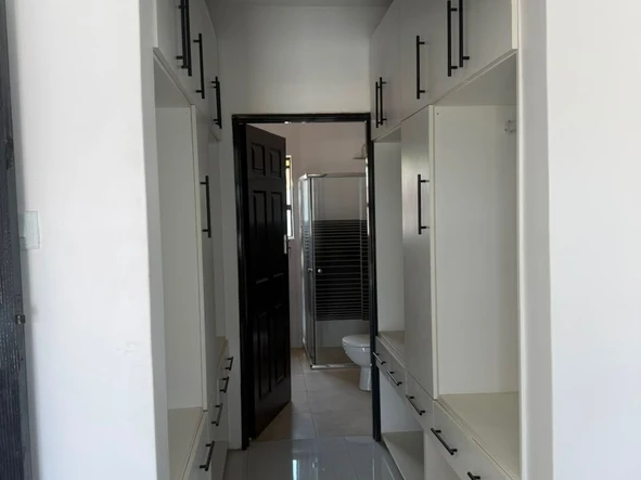 4 Bedroom Flat & Apartment