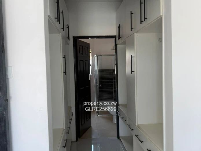 Modern glass-front 4-bed flat in Hatfield with borehole