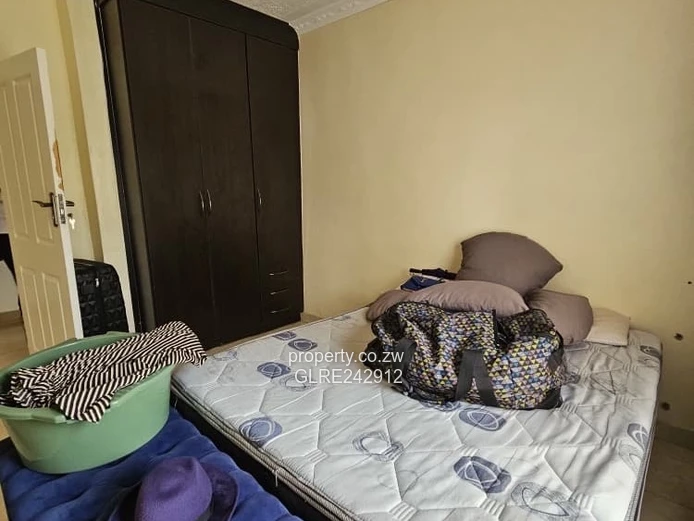 4-Bed Home with Large Paved Drive, Garden & Borehole - Sandton Park