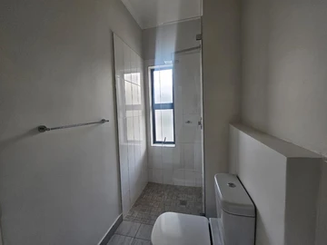 2 Bedroom Flat & Apartment