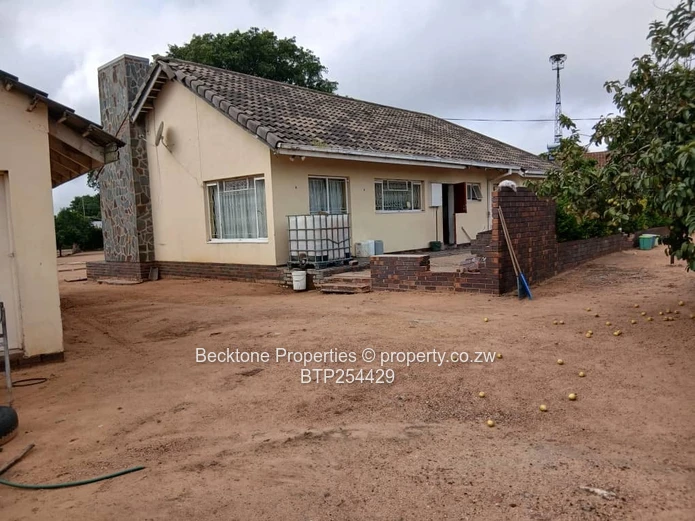 Luveve 4-Bed Family Home on 2900m² with Flatlet