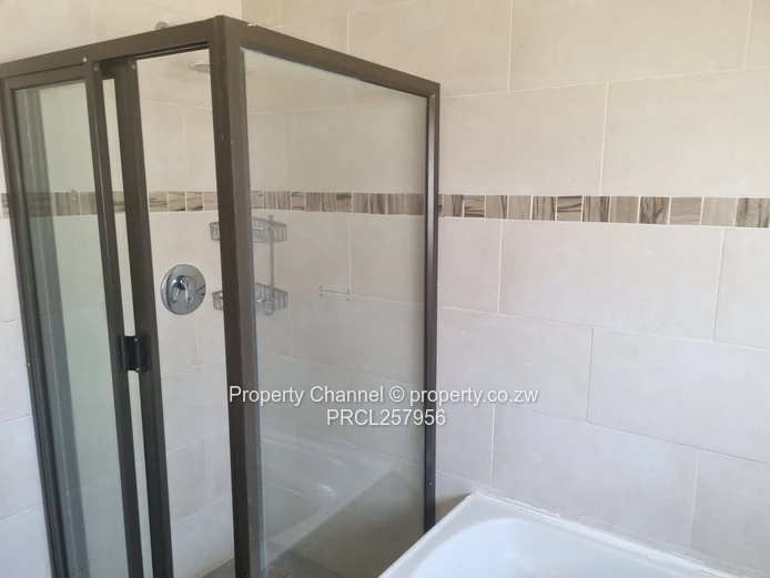Beautiful 4-beds House Ashdown Park