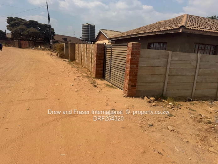 300m² Stand with Main Road Frontage in Damofalls