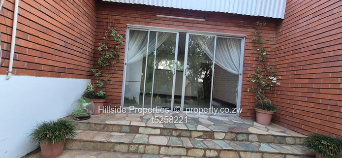 Glen Lorne 4-Bed 3-Bath: Modern Glass Wall & Garden