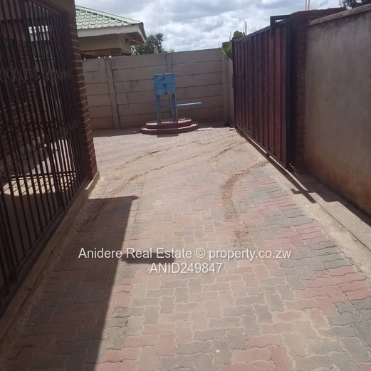 Dzivarasekwa Brick 4-Bed: Walled, Paved & Fitted Kitchen