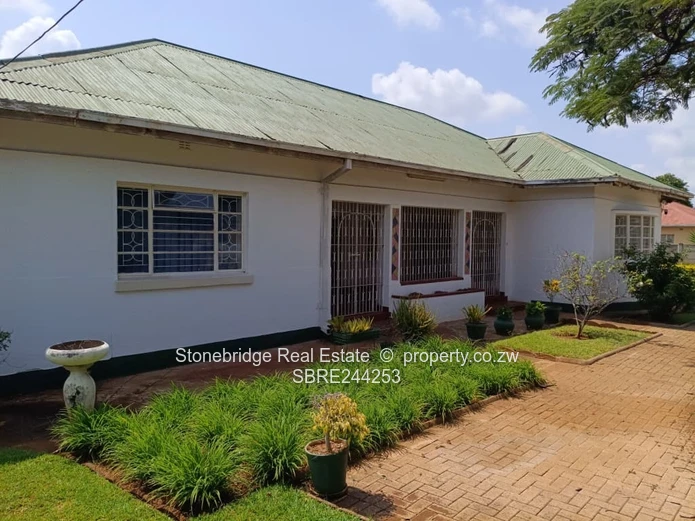 4 Bedroomed  House in Famona to rent for Commercial Use