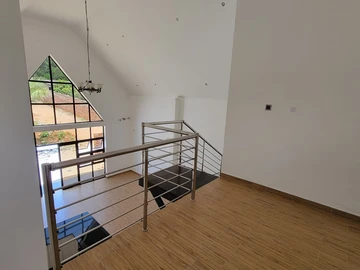 4 Bedroom Flat & Apartment