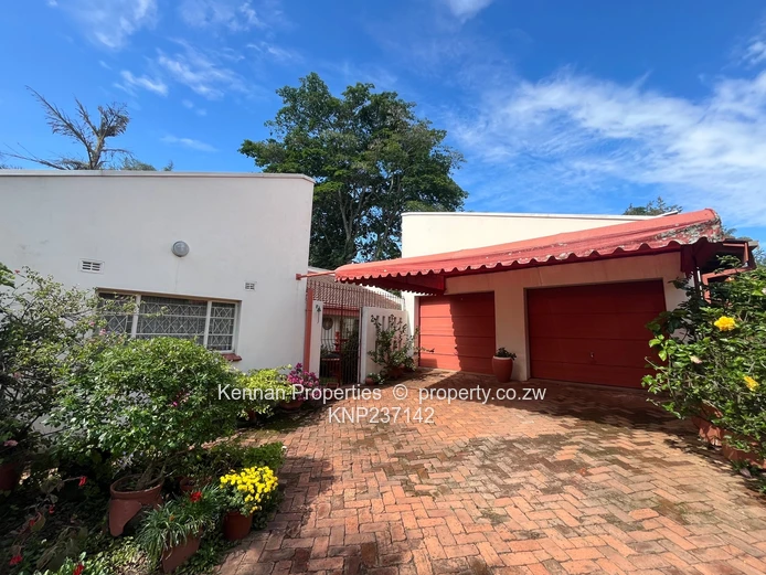 3 bed townhouse set in a large garden with lovely trees