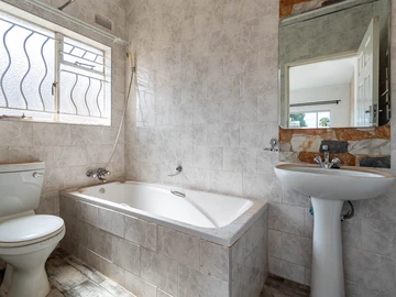 4 Bedroom Flat & Apartment