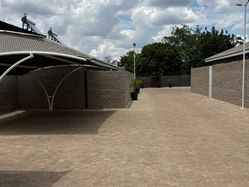 2 Bedroom Flat & Apartment