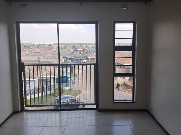 2 Bedroom Flat & Apartment