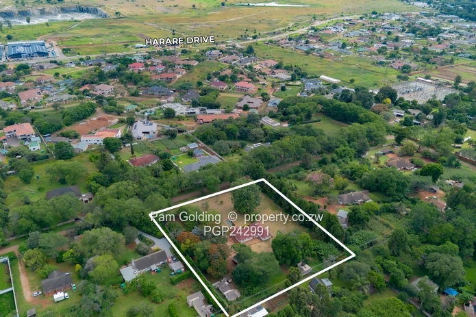 2 acres vainona – renovation and development opportunity near Village Walk. (Sole Mandate)