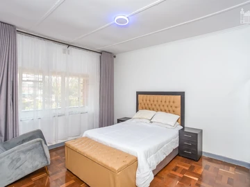 2 Bedroom Flat & Apartment