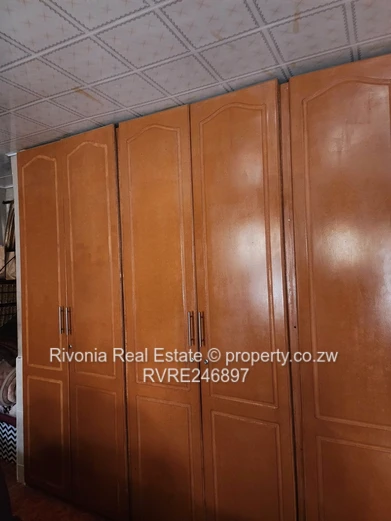 Mainway Meadows 4BR: Fitted Cupboards, 3 Baths & Borehole