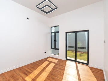 4 Bedroom Flat & Apartment