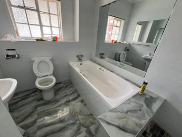 2 Bedroom Flat & Apartment