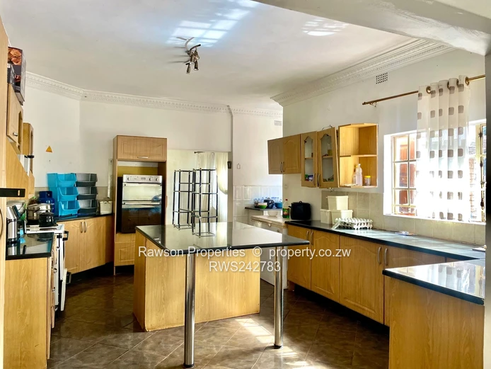 Norton Nharira Views Mansion with great potential for commercial use!!!
