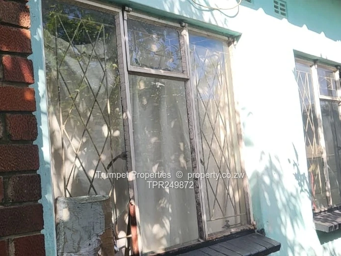 Chitungwiza 4-Bed Brick Home with Verandah, Walled (Sole Mandate)