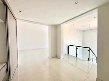 4 Bedroom Flat & Apartment
