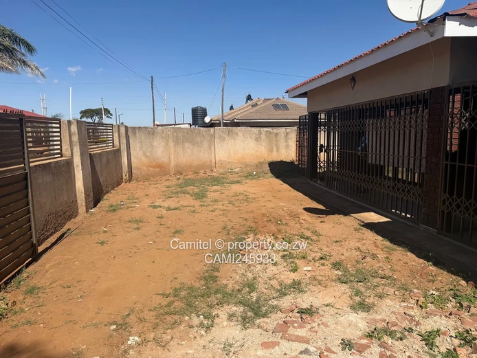 Modern 4BR/3BA Home in Madokero - Borehole & Garage (Sole Mandate)