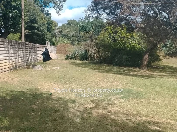 Chadcombe 3-Bed Family Home on 4000m² with 2 cottages& double Garage.