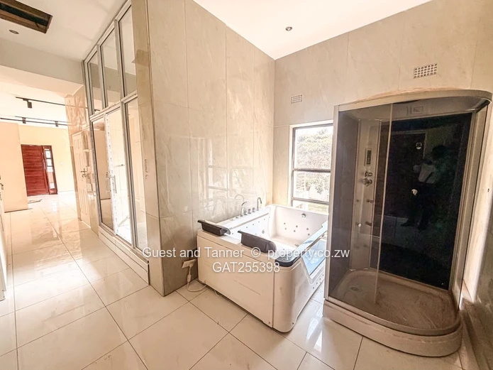 EMERALD HILL | SUBSTANTIAL 5-BEDROOM RESIDENCE ON 2000m²
