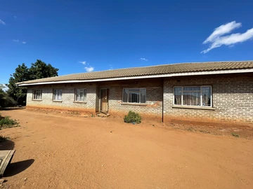 3-Bedroom Home on Spacious 1035 m² in Mahatshula, Bulawayo