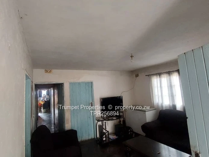 Glen Norah 4BR Home with Borehole & Yard — Fixer
