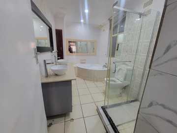 2 Bedroom Flat & Apartment