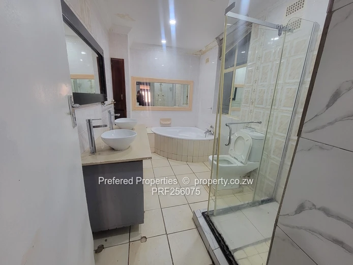Mount Pleasant 2-Bed Flat with Large Bathroom & Borehole