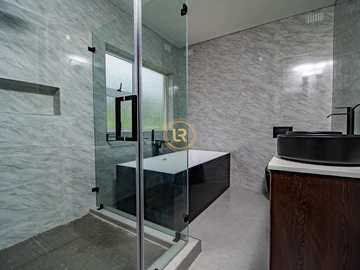 4 Bedroom Flat & Apartment