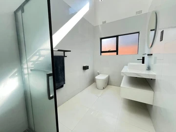 3 Bedroom Flat & Apartment