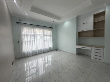 3 Bedroom Flat & Apartment