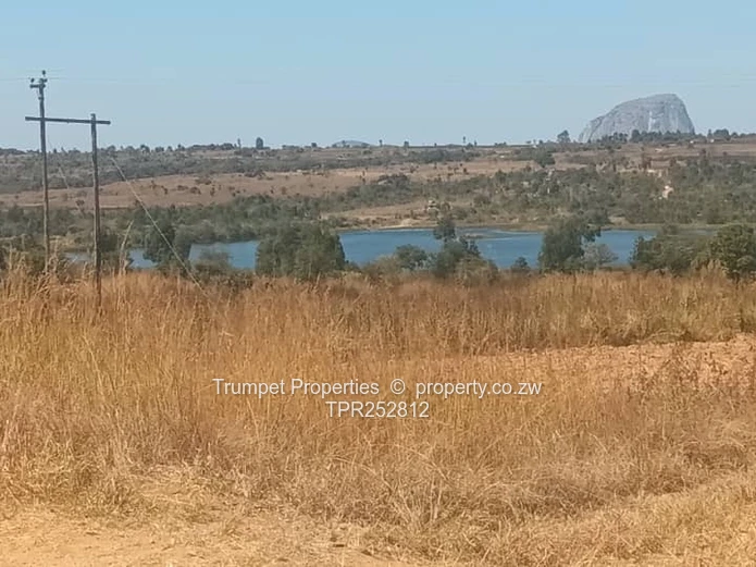 100ha Mvurwi Farm - Dam Views, Barns & Grazing