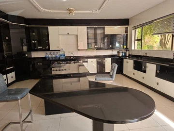 6 Bedroom House