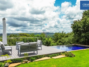 Elegant Contemporary Home With Expansive Views