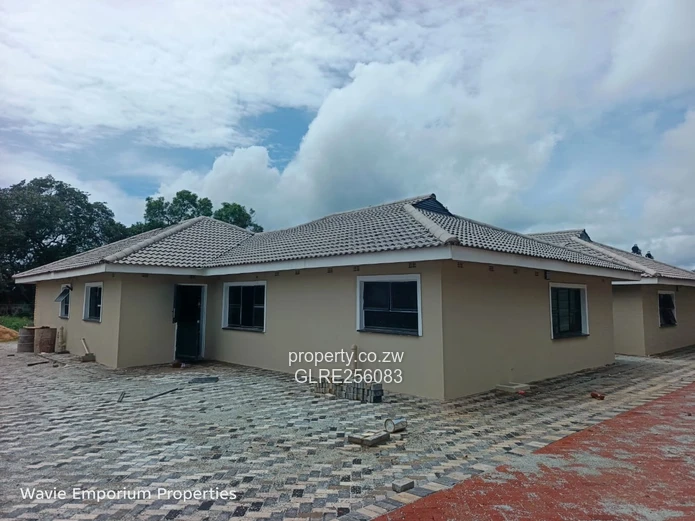 Newly Renovated 4-Bed Flat Bluff Hill - Borehole Included