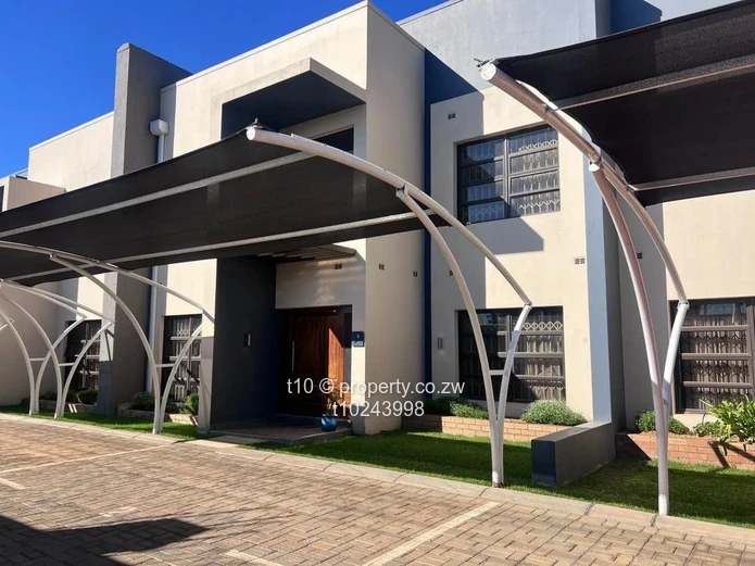 Townhouse to rent in Greencroft 