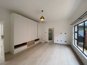 4 Bedroom Flat & Apartment